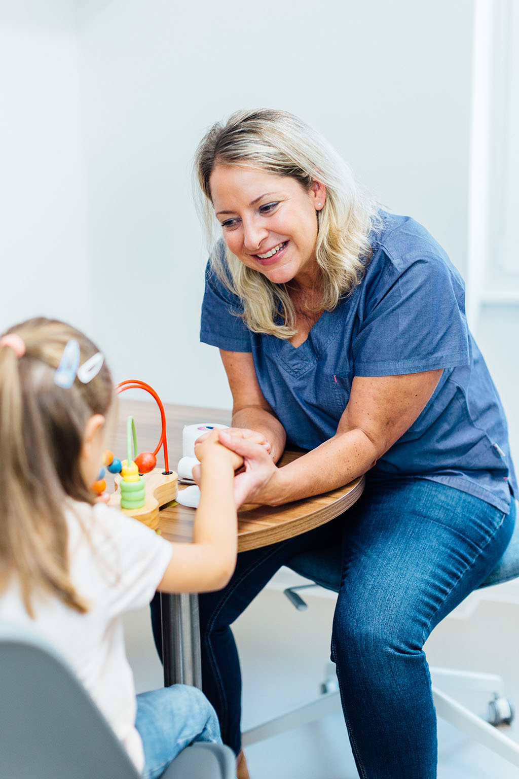 Dr. Lisa Mailänder Fachärztin für Kinderchirurgie, Jugendchirurgie, Visceralchirurgie sowie Allgemeinchirurgie Ordination in Altmünster Behandlung Finger